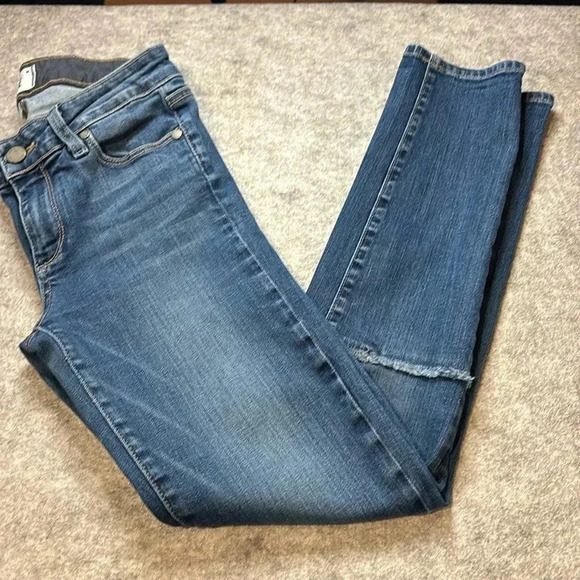 PAIGE Denim - PAIGE Jeans, Skyline Ankle Peg. Size 27.  Unique Knee Detail!